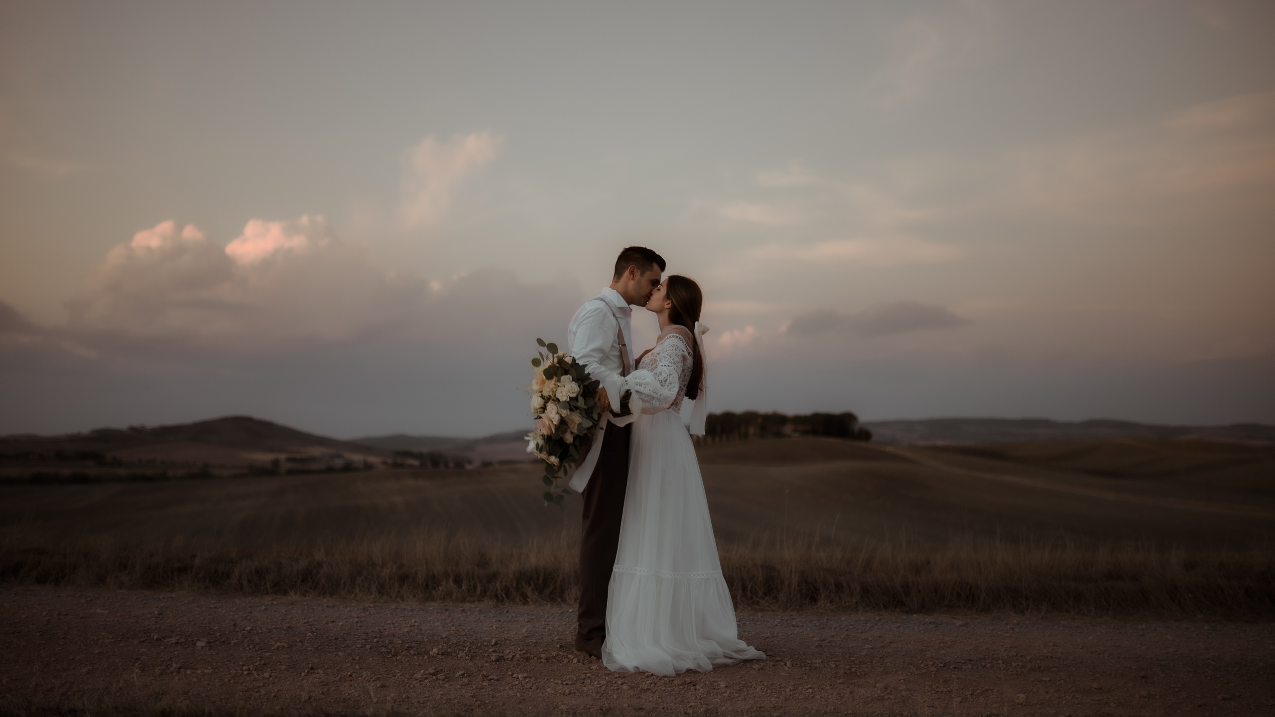Bride an groom kissing at sunset during elopement | Tuscany Elopement Guide