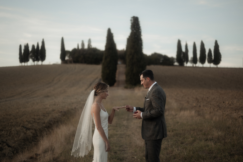 Elopement ceremony with ring during Tuscany Elopement Guide